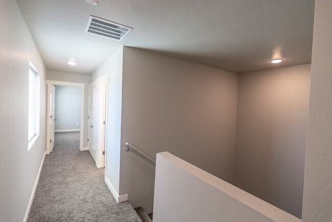 Building Photo - Beautiful Bridgestone Crossing Townhome