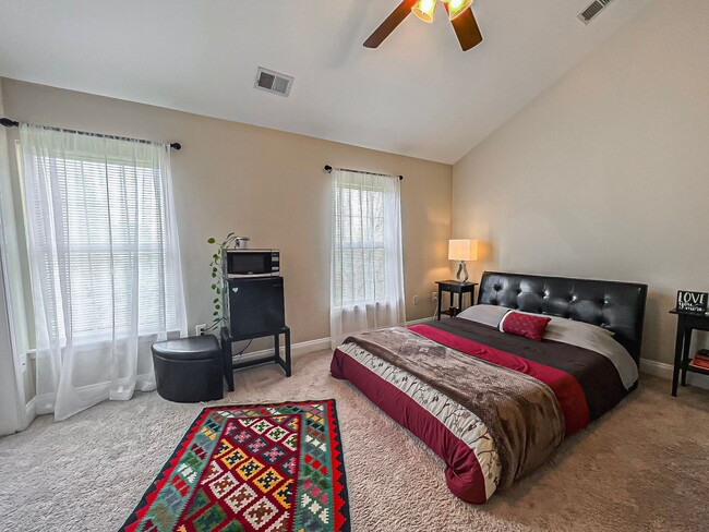Building Photo - Lovely Tri-Level 3 Bedroom 2 Bathroom And ...