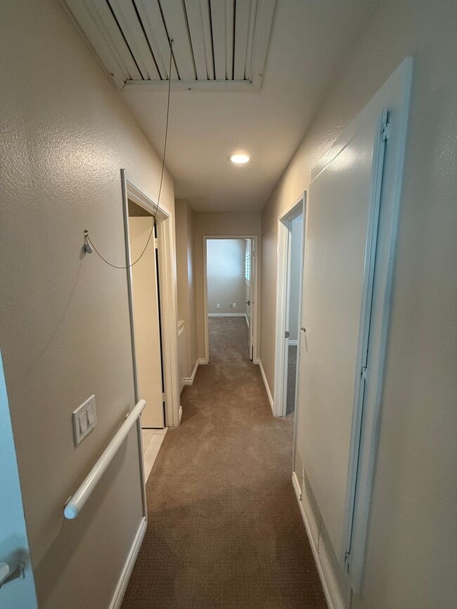 Building Photo - Spacious 3-Bed, 2-Bath End-Unit Townhome w...