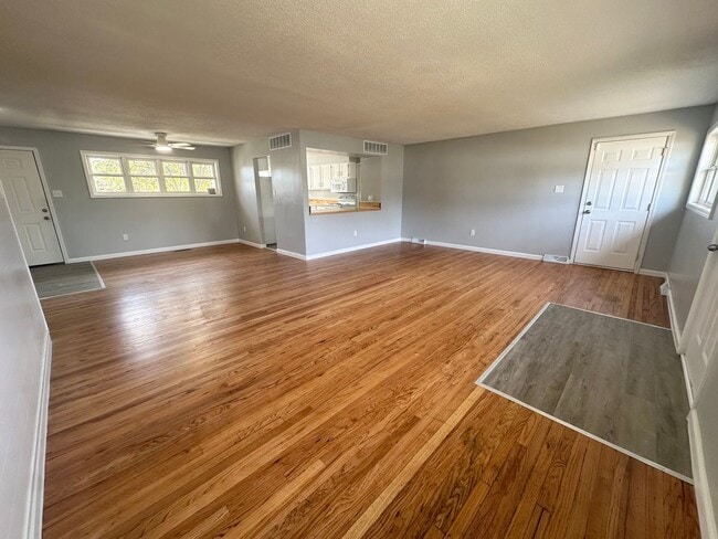 Building Photo - Beautifully Renovated 4 bedroom / 2 bath h...