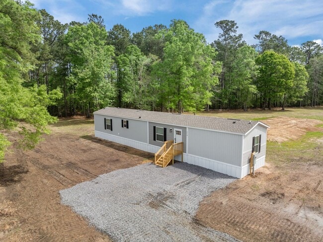 Building Photo - Peaceful 3 Bedroom Rental Home on 1 Acre – Lawn Care Included