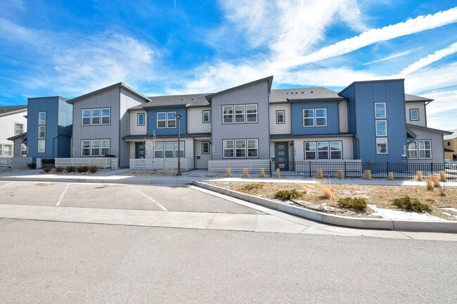 Building Photo - Gorgeous Townhome at Victory Ridge!