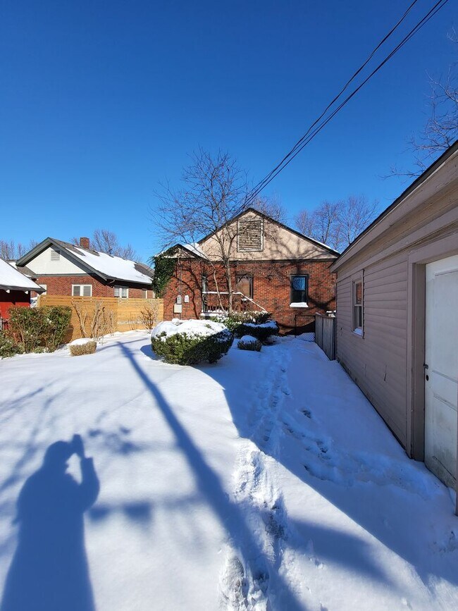 Building Photo - Adorable Midtown brick bungalow