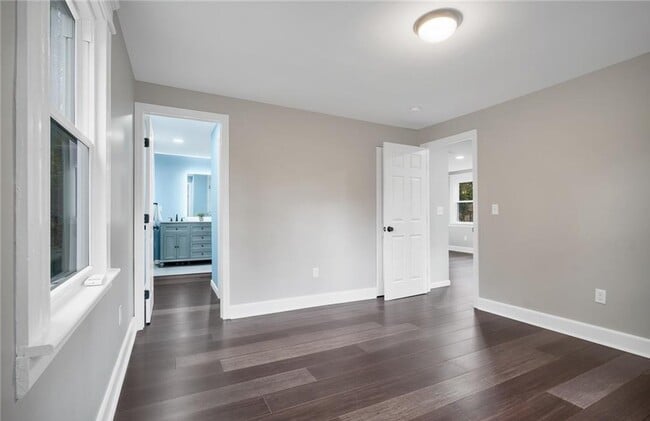 Building Photo - 346 Middlebury Rd