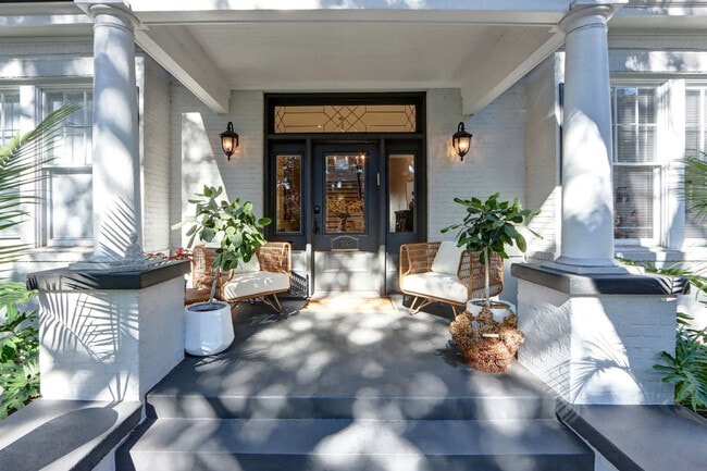 Building Photo - 306 E Victory Dr