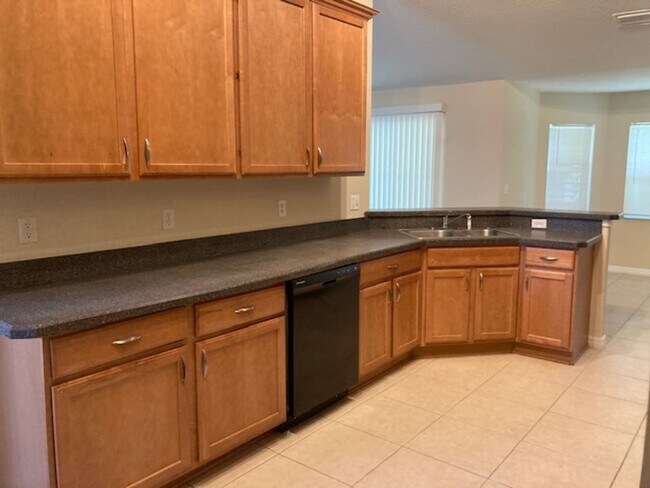 Building Photo - Beautiful 4/3/2 in desirable area! With Screened in porch