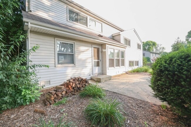 Building Photo - 1329 Stonegate Rd