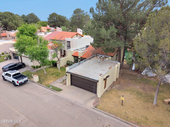Building Photo - 620 Lakeway Dr