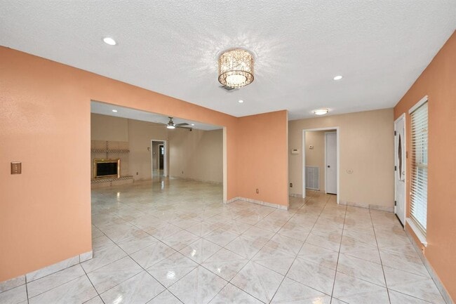 Building Photo - 2029 Highland Hills Dr