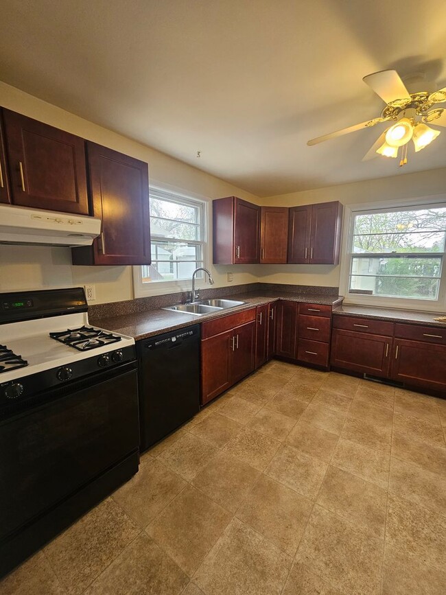 Building Photo - 4 BED | 2 BATH | SINGLE-FAMILY HOME | NORT...