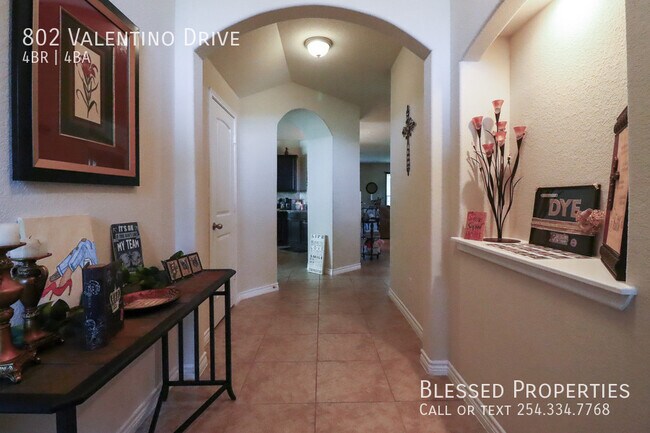 Building Photo - 802 Valentino Dr