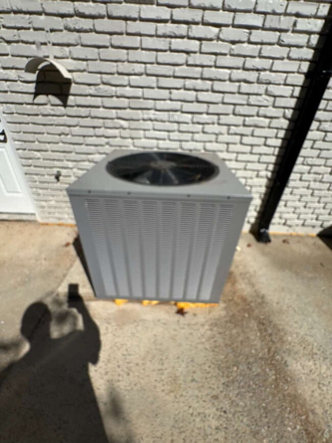 Building Photo - 3702 Chesapeake Way