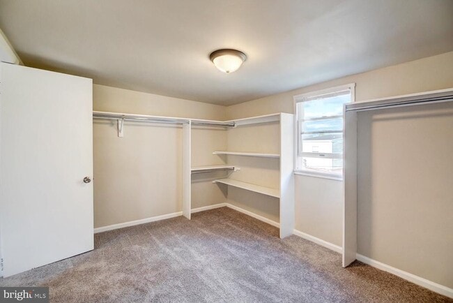 Building Photo - 1909 W 8th St