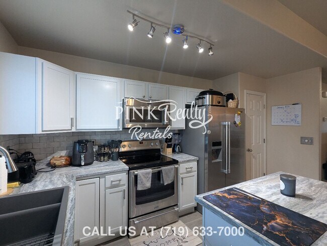 Building Photo - 870 Red Thistle View