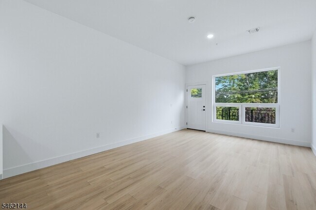 Building Photo - 420 River Dr