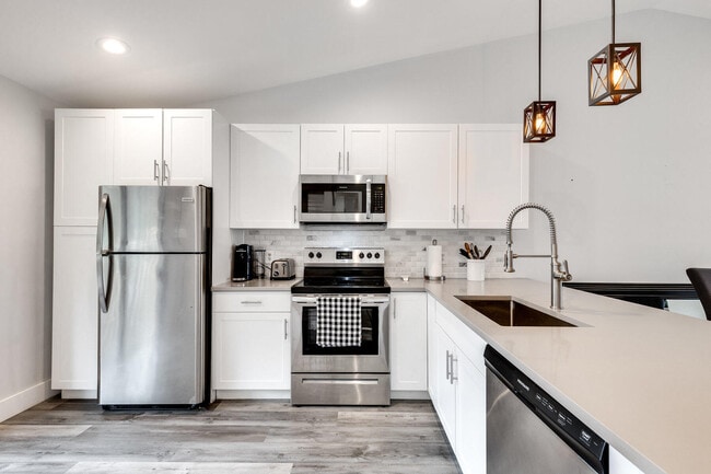 Building Photo - 13155 Chadwick Ct