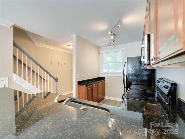 Building Photo - 1344 Green Oaks Ln