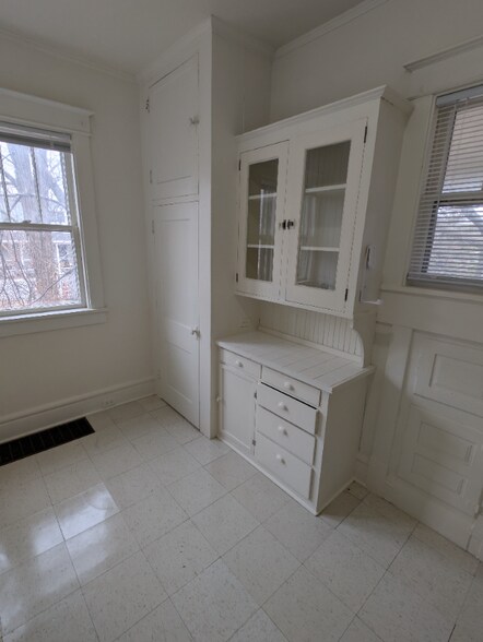 Building Photo - 928 E Grand Ave