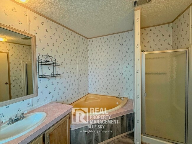 Building Photo - 5641 Columbia Dr