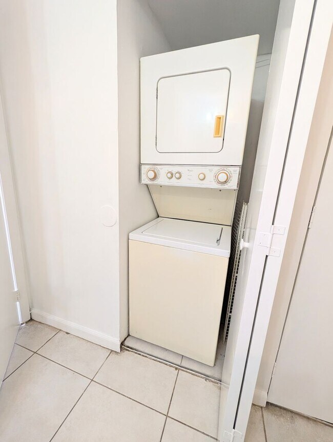 Building Photo - Spacious 2BR/2BA Residence – Great Kendall Location