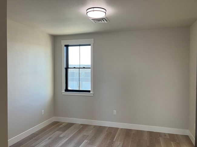 Building Photo - Beautiful Annafeld Apartment