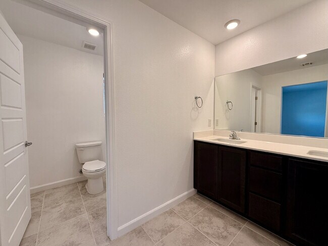 Building Photo - 3 BED 2.5 BATH 2 CAR GARAGE TOWNHOUSE W/ LOFT IN HENDERSON CADENCE COMMUNITY FEAT. COMMUNITY POOL!