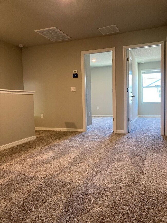 Building Photo - Like new 3 bedroom, 2.5 bathroom, 1 car ga...