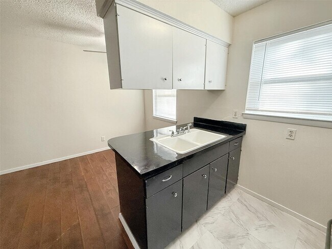 Building Photo - 4811 Live Oak St
