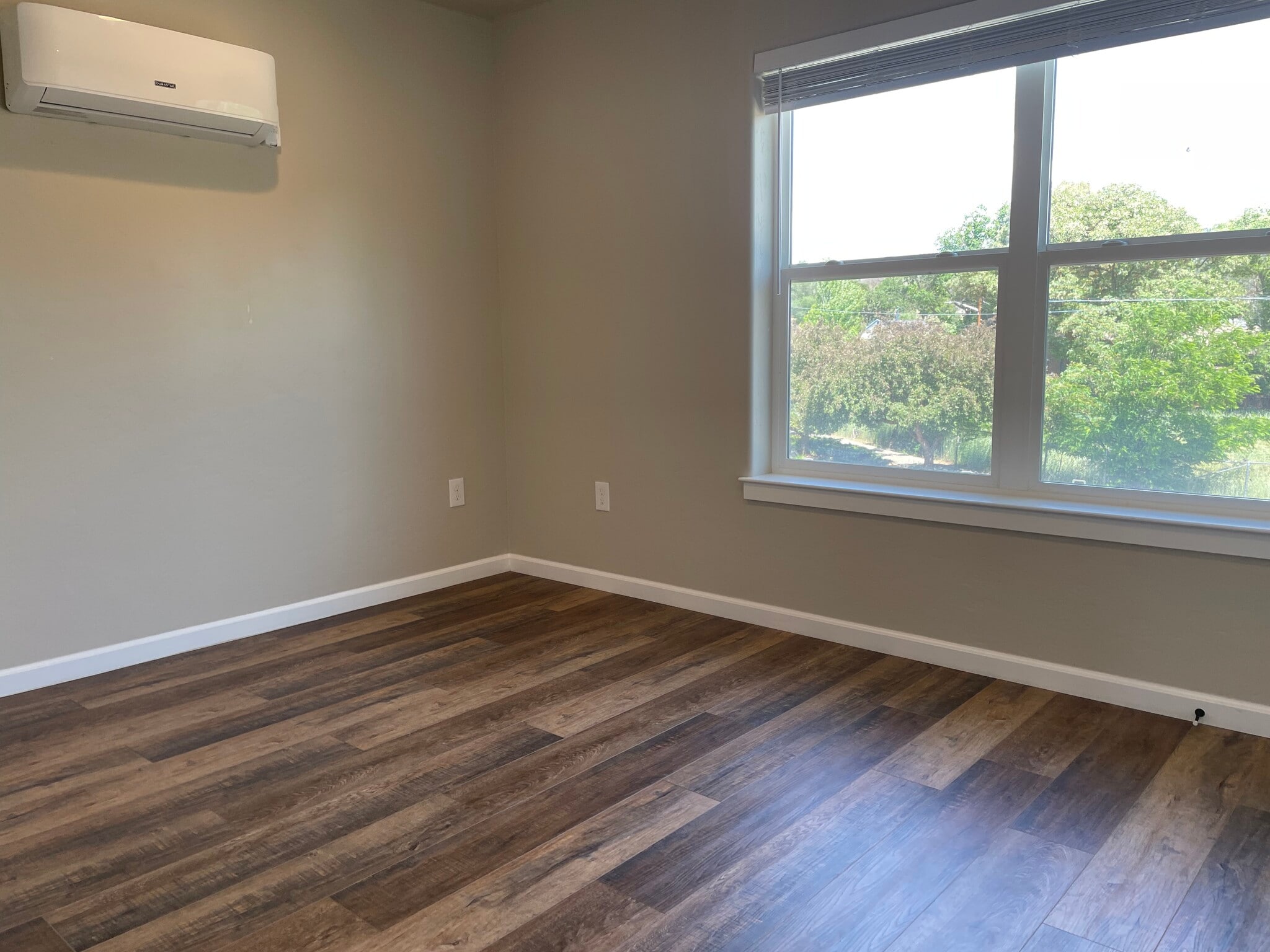 A/C and large windows lots of light in BR - 1005 Prospect St