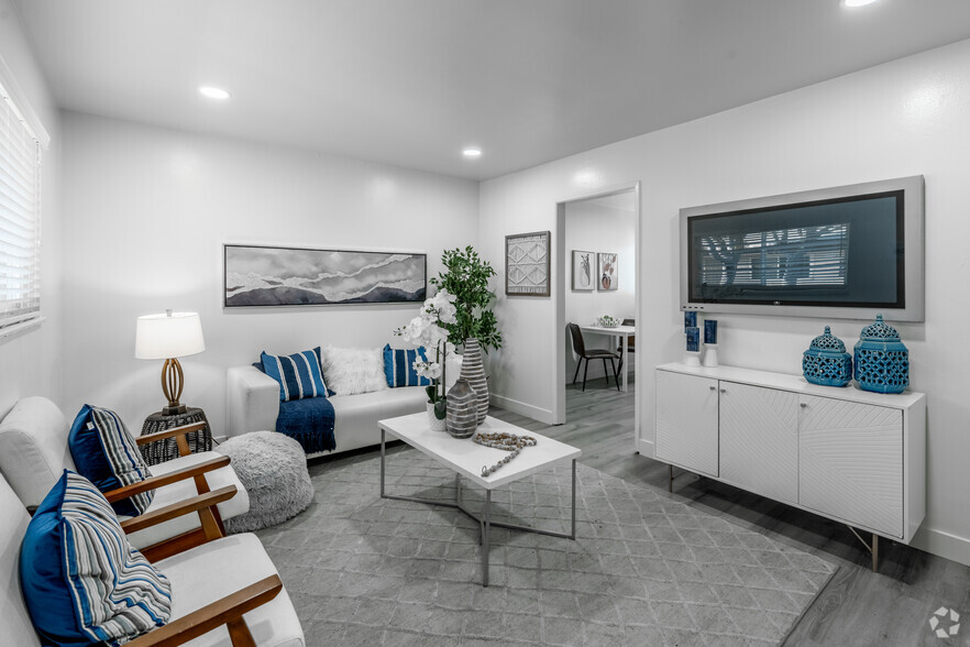 2BR, 1BA - 669SF - Living Room - 870-899 S Philadelphia St.