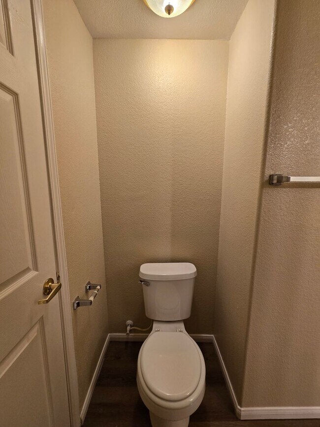 Building Photo - 1 bed, 1 bath condo with 2 car garage!!!