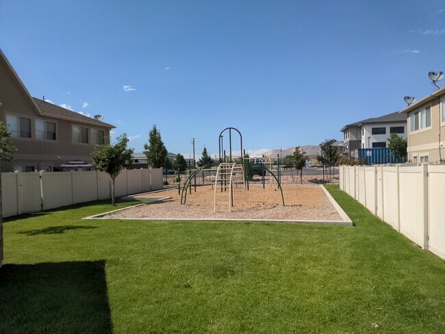 Neighborhood Park - 122 S Tamarak Cir