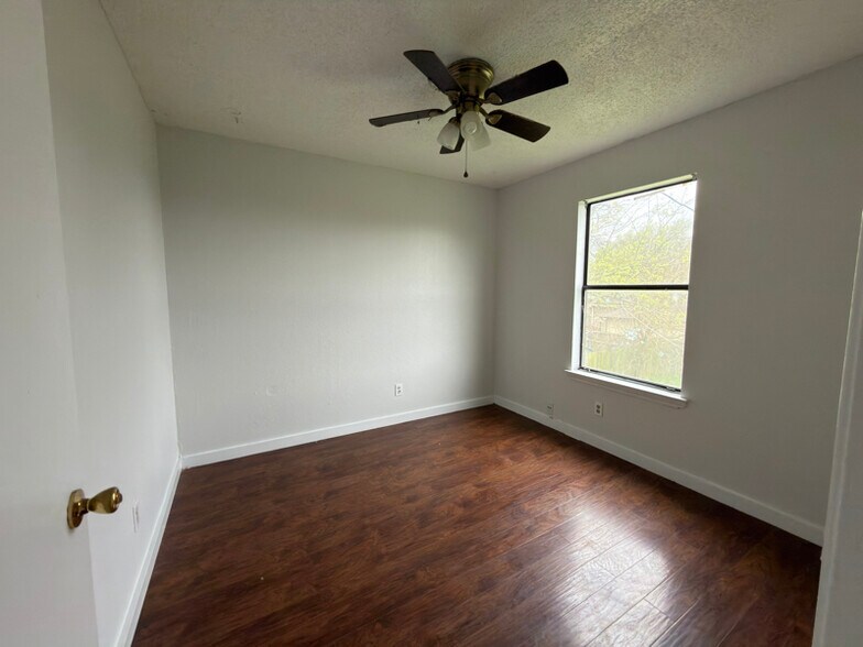 Building Photo - 1207 Charles Dr