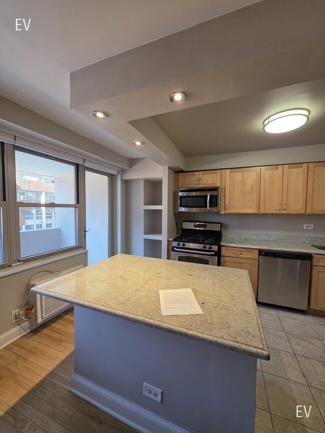 Building Photo - 310 Greenwich St