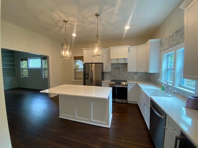 Building Photo - Georgous 5 bedroom 2.5 bath home in Downto...