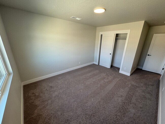 Building Photo - 3 Bedroom Home!
