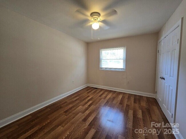 Building Photo - 1207 Green Oaks Ln