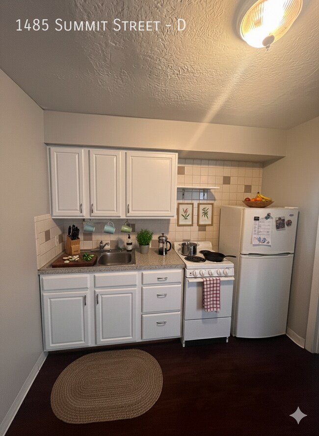 Building Photo - 1485 Summit St