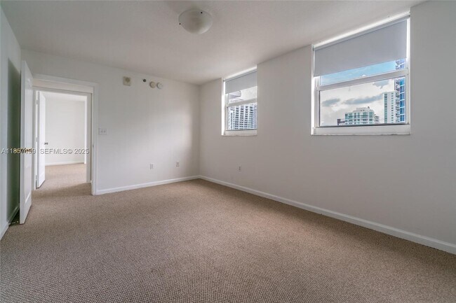 Building Photo - 1200 Brickell Bay Dr