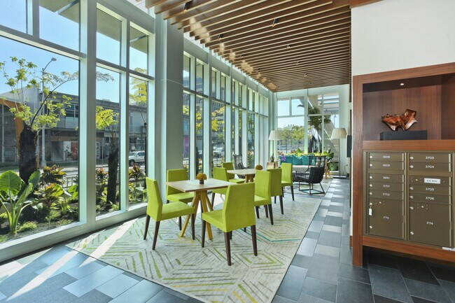 Building Photo - Live in the Heart of Kakaako!