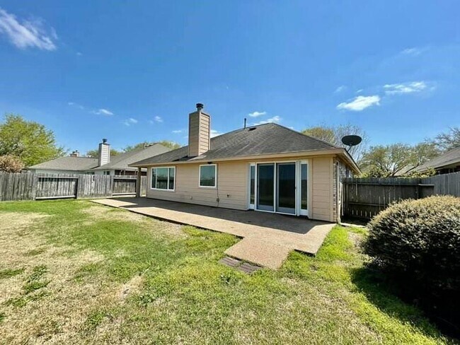 Building Photo - 2526 Lake Dale Ln