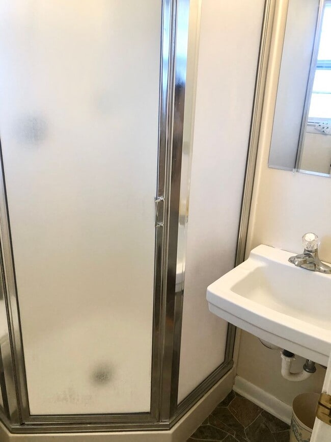 Building Photo - 812 Glenwood Rd