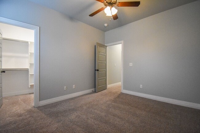 Building Photo - Stunning 4 bedroom, 2.5 bathroom home in Fayetteville!