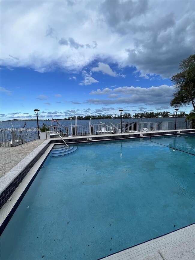 Building Photo - 2201 Brickell Ave