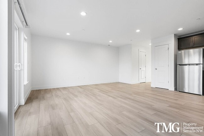 Building Photo - 2 WEEKS FREE RENT - Apply Today!