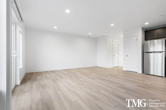 Building Photo - 977 Creer Way
