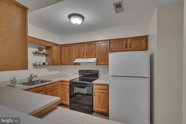 Building Photo - 41 Summit Ct