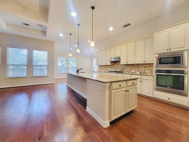 Building Photo - Large 3 Bedroom, 2.5 Bathroom Home – Fully Equipped Kitchen & Washer/Dryer Hookups