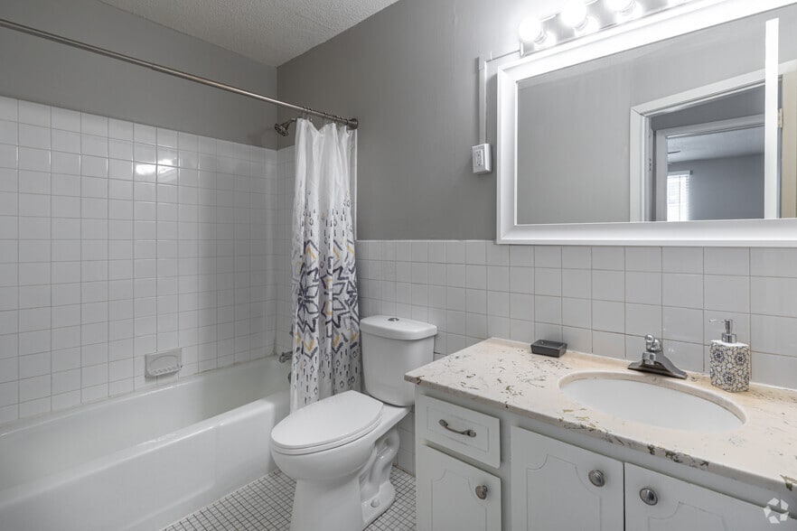 2BR, 1BA - 926SF - Bathroom - Brewster Place