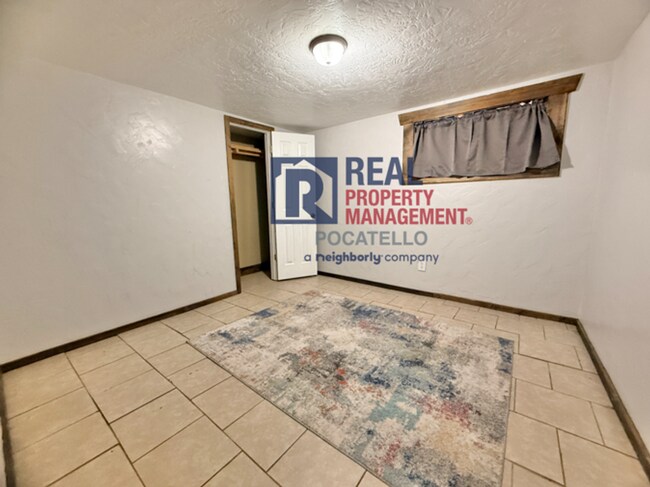 Building Photo - Beautiful 5 bed 2 bath country living - 5+...